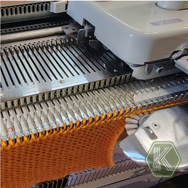 Knitting machine carriage positioned on the right side of the needle bed